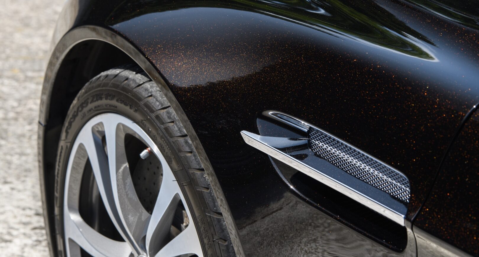 Detail photo of Aston Martin V12 Vantage front wing and wheel