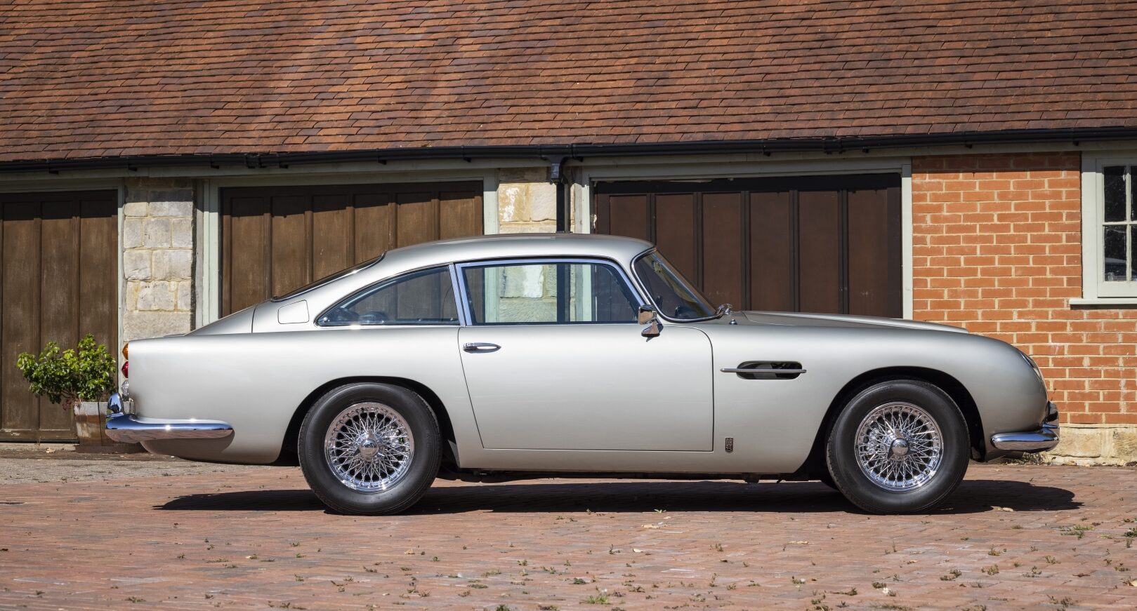 Side view of silver Aston Martin DB5