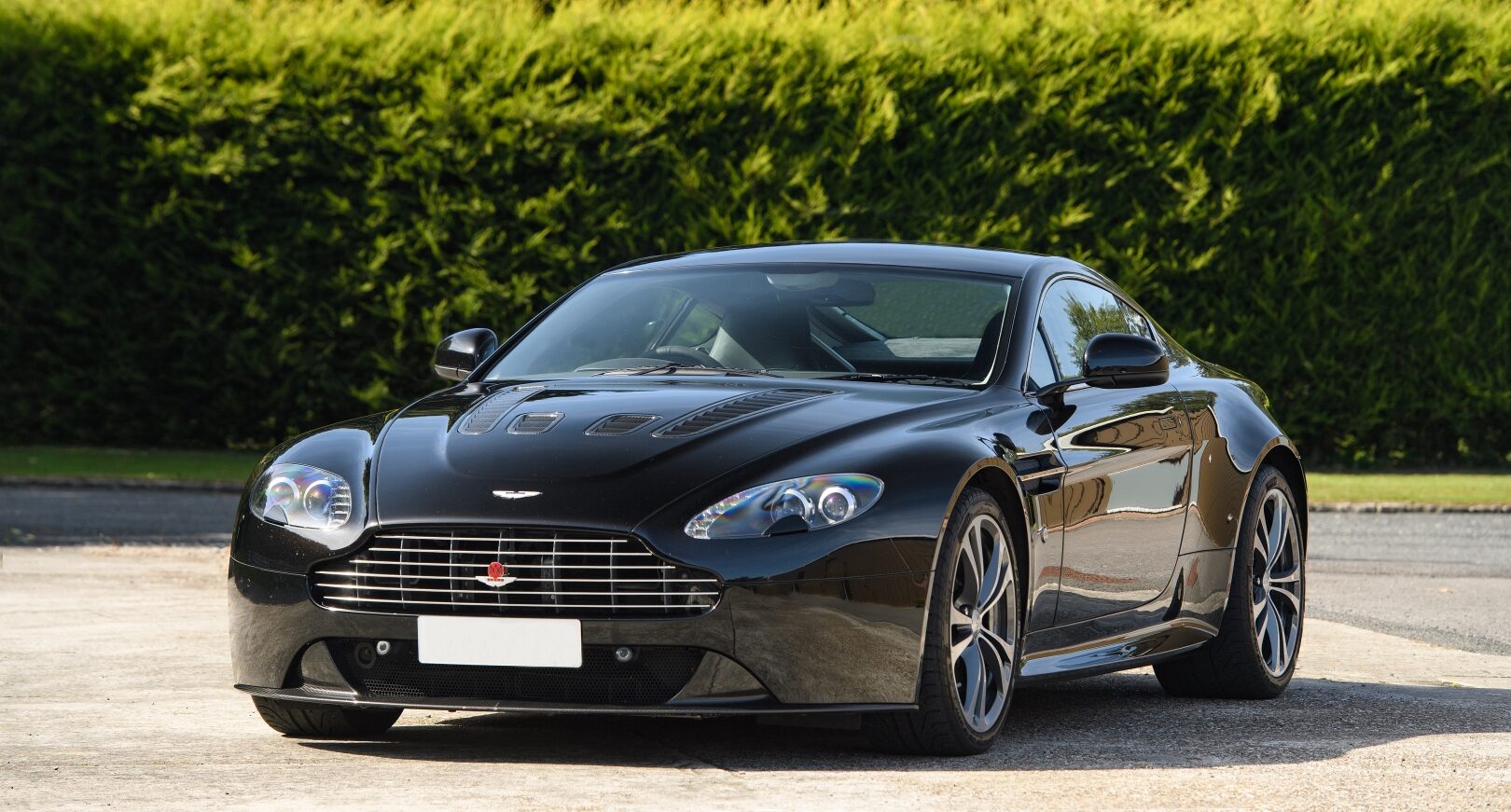 Photo of Aston Martin V12 Vantage
