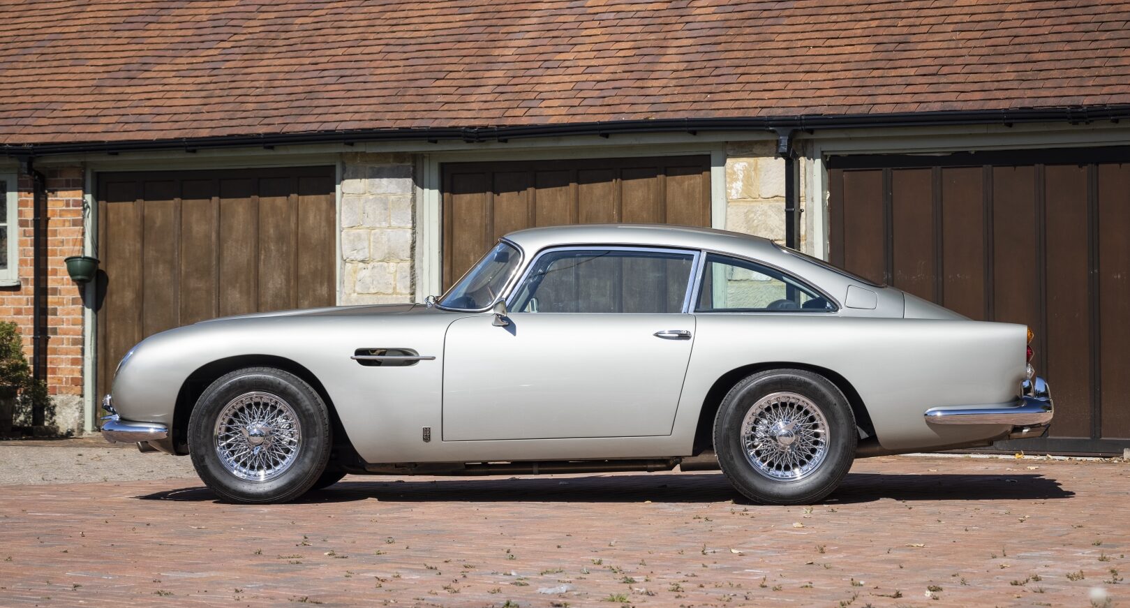 Photo of silver Aston Martin DB5 - side view 