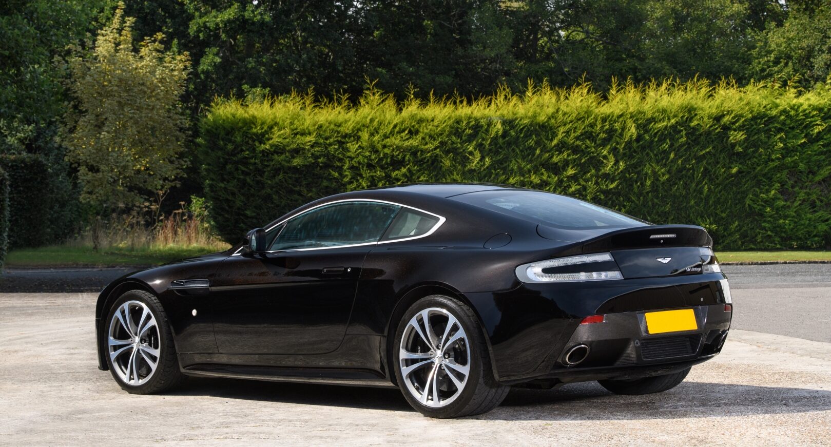 Photo of Aston Martin V12 Vantage