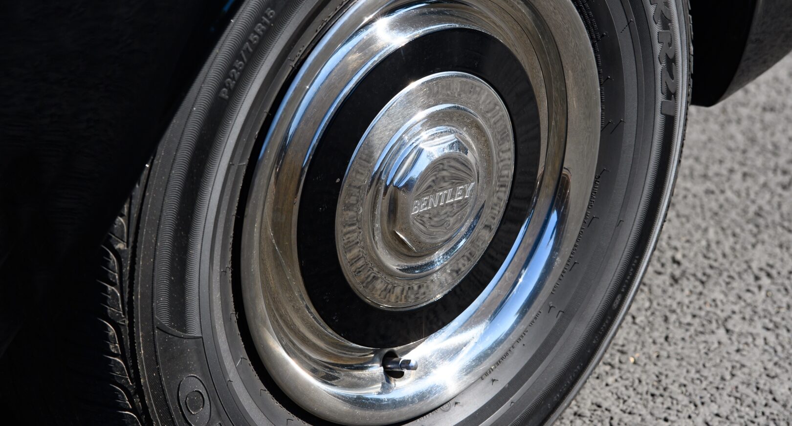 Photo showing wheel of Bentley Mulliner Park Ward Convertible