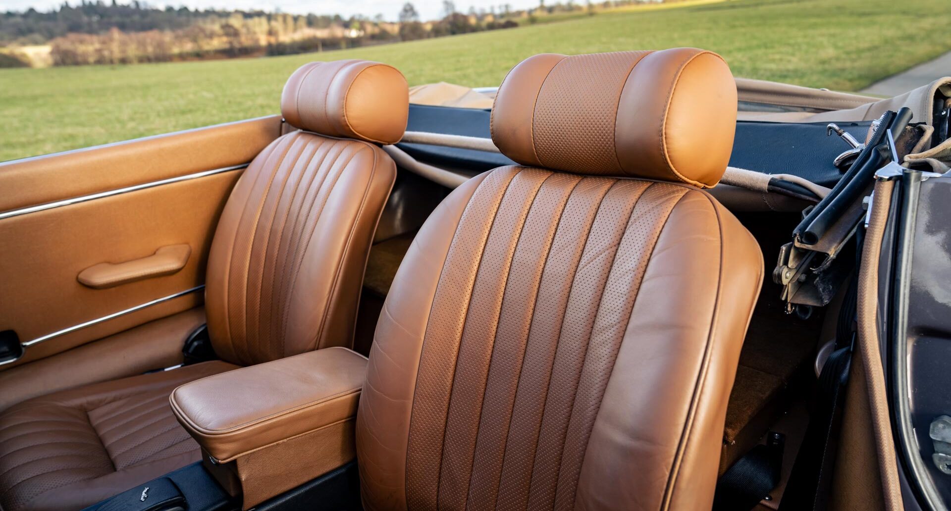 Photo showing leather seats of Jaguar V12 E Type Roadster