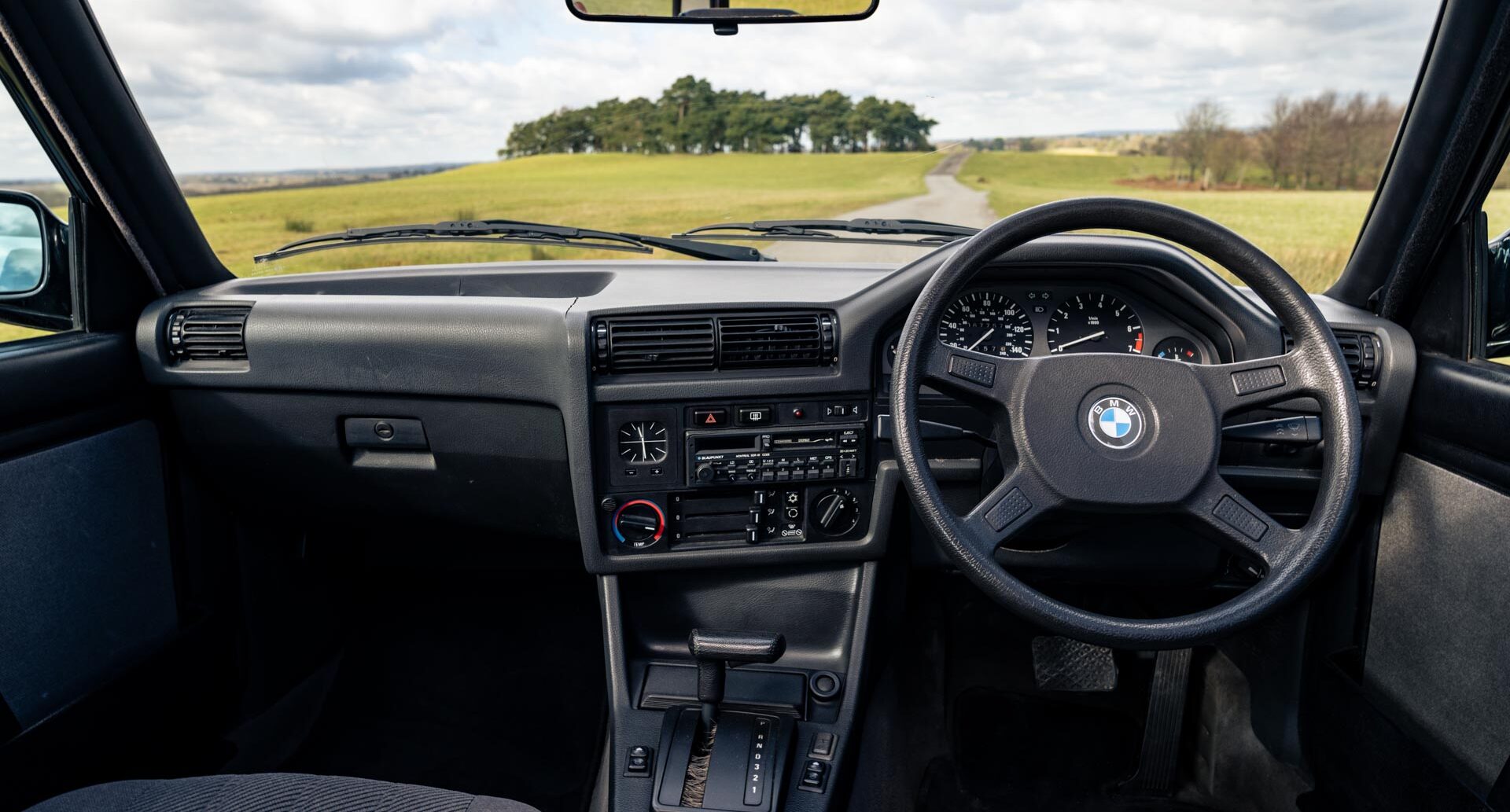 Photo showing dashboard of 1990 BMW E30 325i Saloon