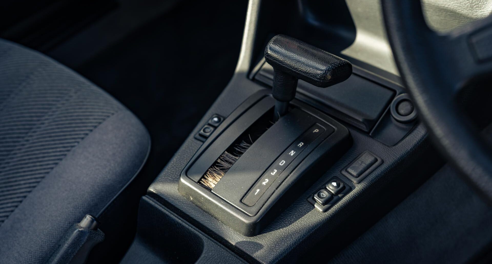 Photo showing auto gearbox of 1990 BMW E30 325i Saloon