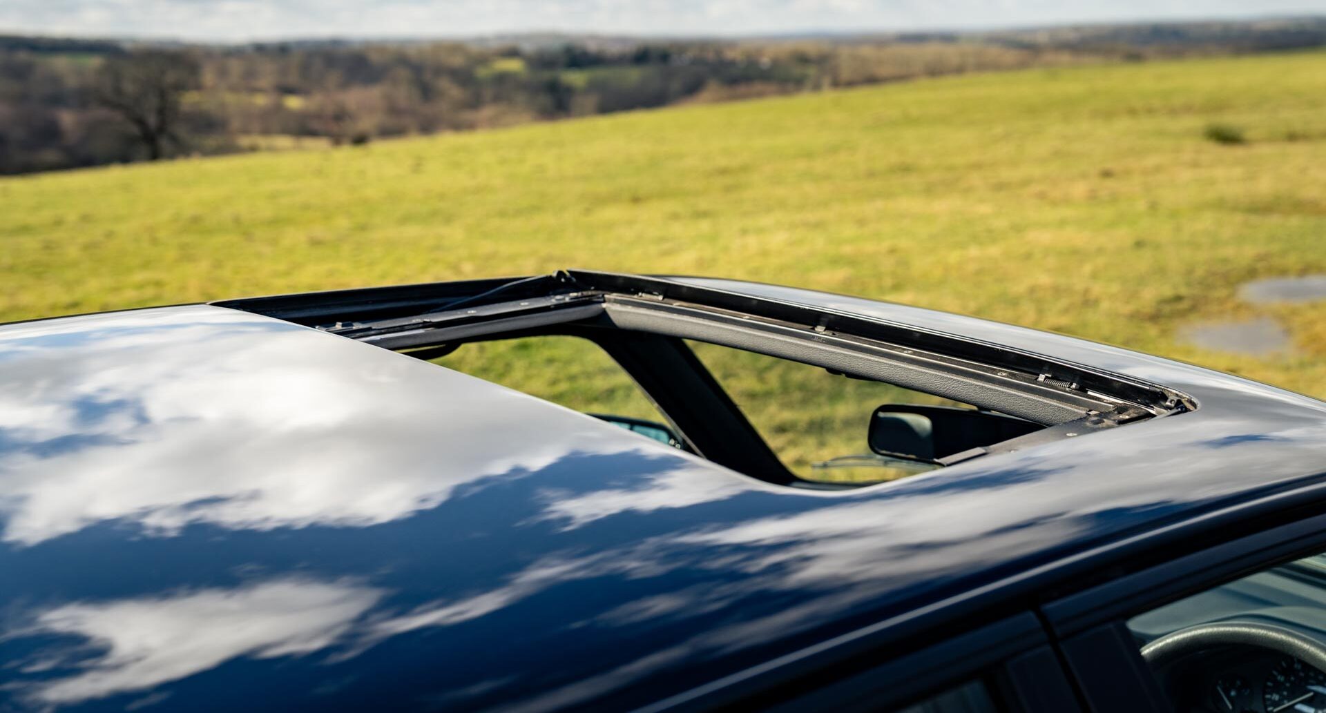 Photo showing sunroof of 1990 BMW E30 325i Saloon