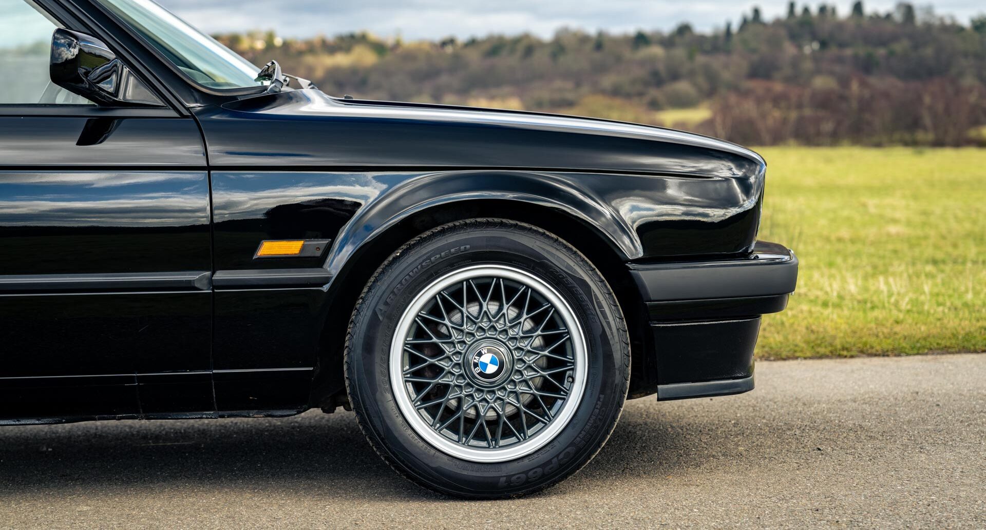 Detail photo showing front of 1990 BMW E30 325i Saloon
