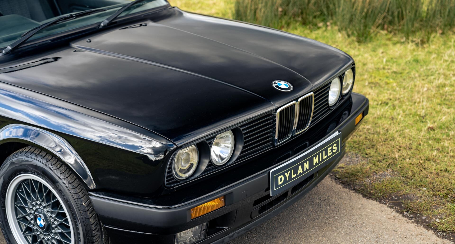 Detail photo showing bonnet of 1990 BMW E30 325i Saloon