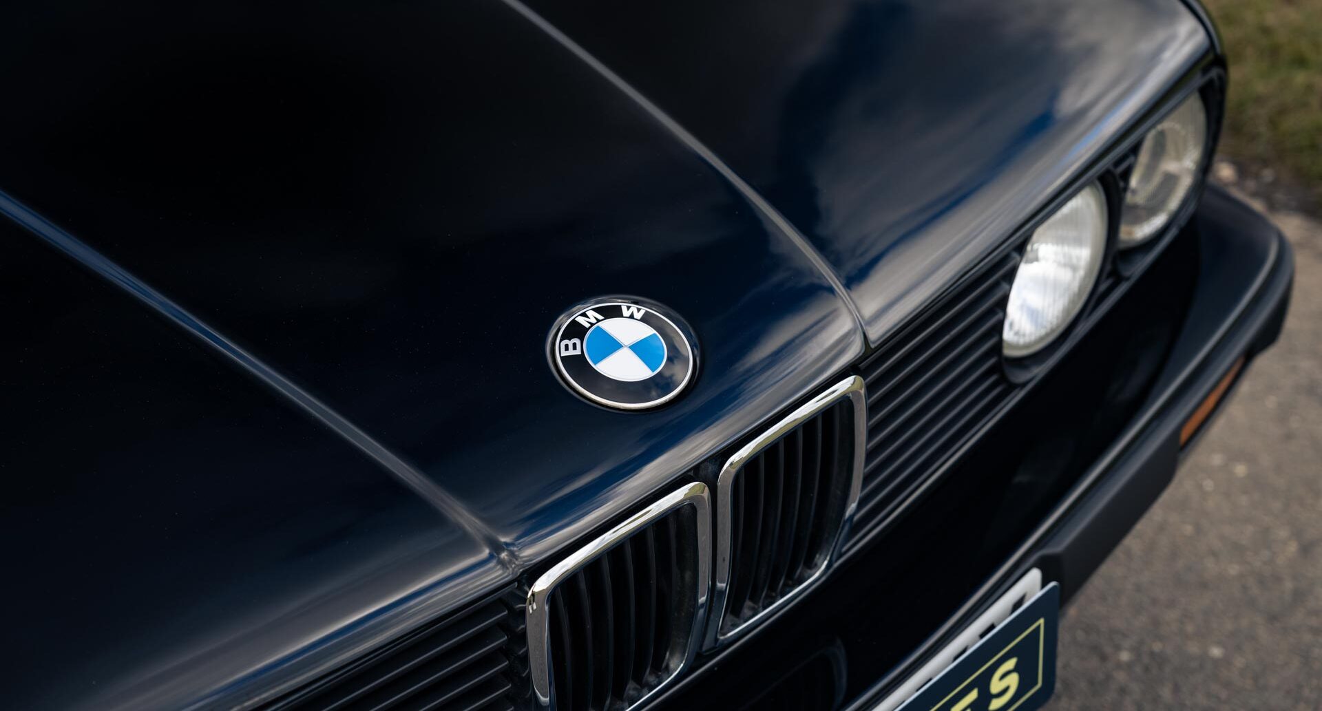 Detail photo showing bonnet of Schwarz Black 1990 BMW E30 325i Saloon