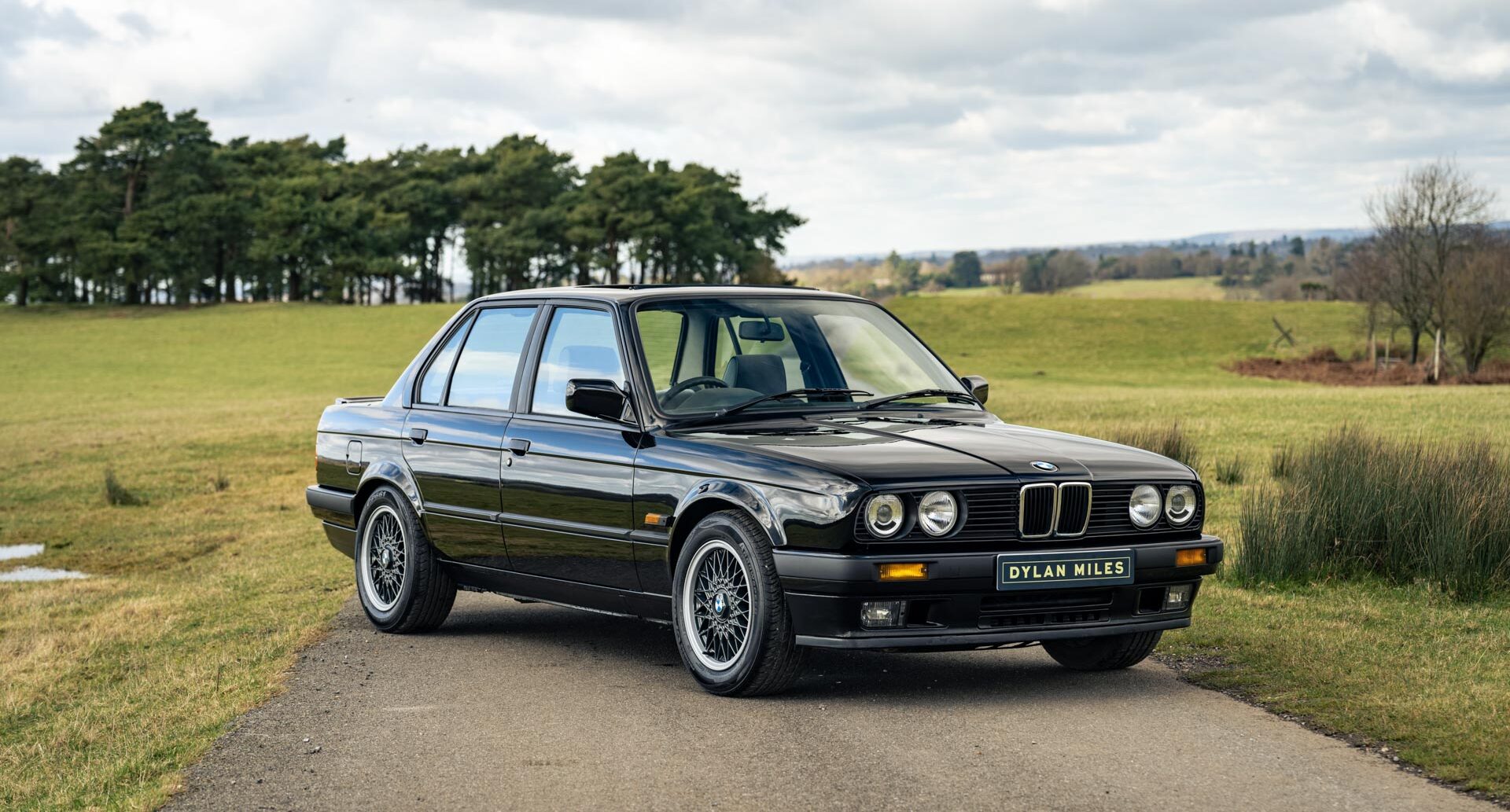 Photo of Schwarz Black 1990 BMW E30 325i