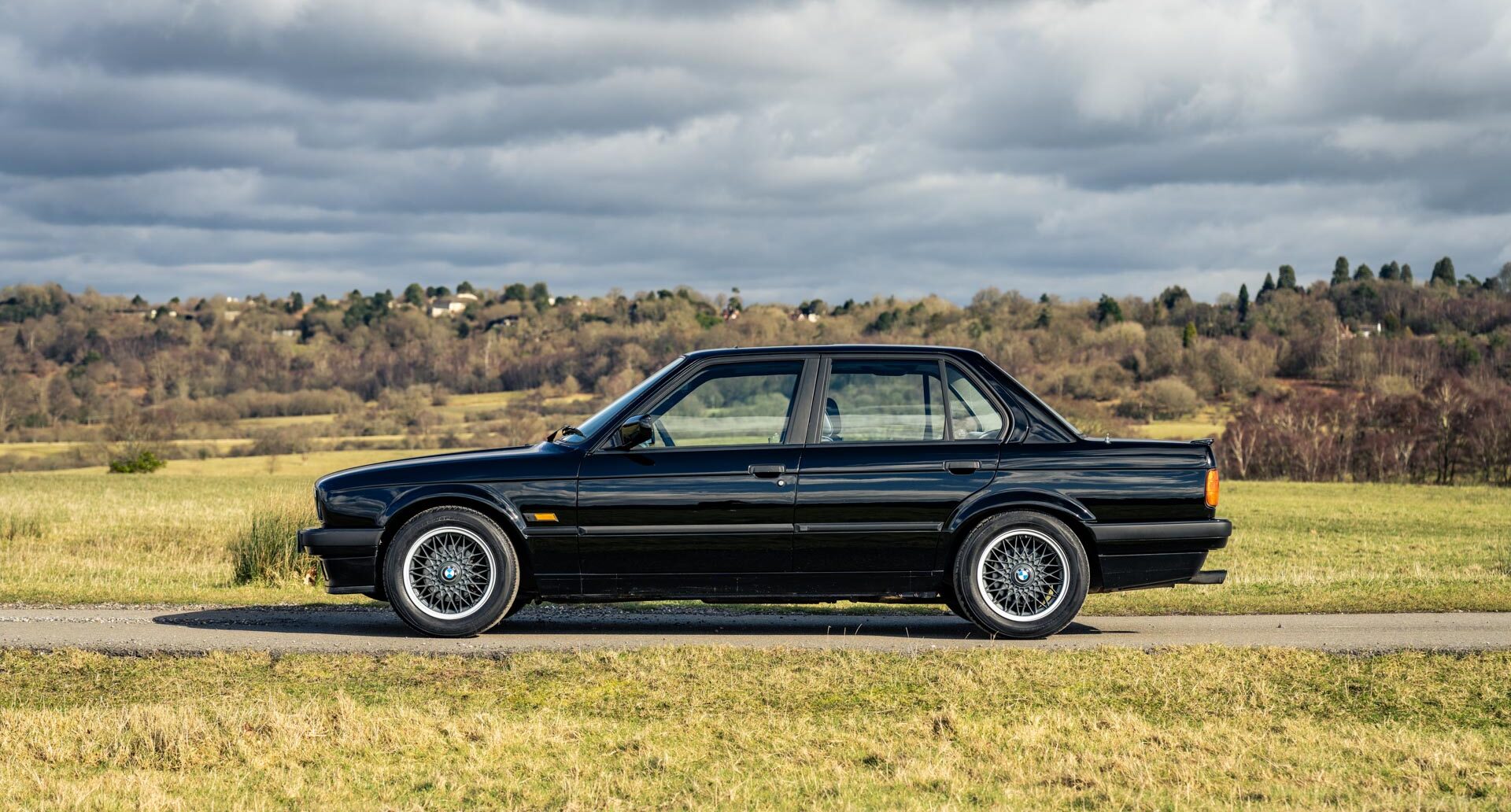 Side view of Schwarz Black BMW E30 325i Saloon